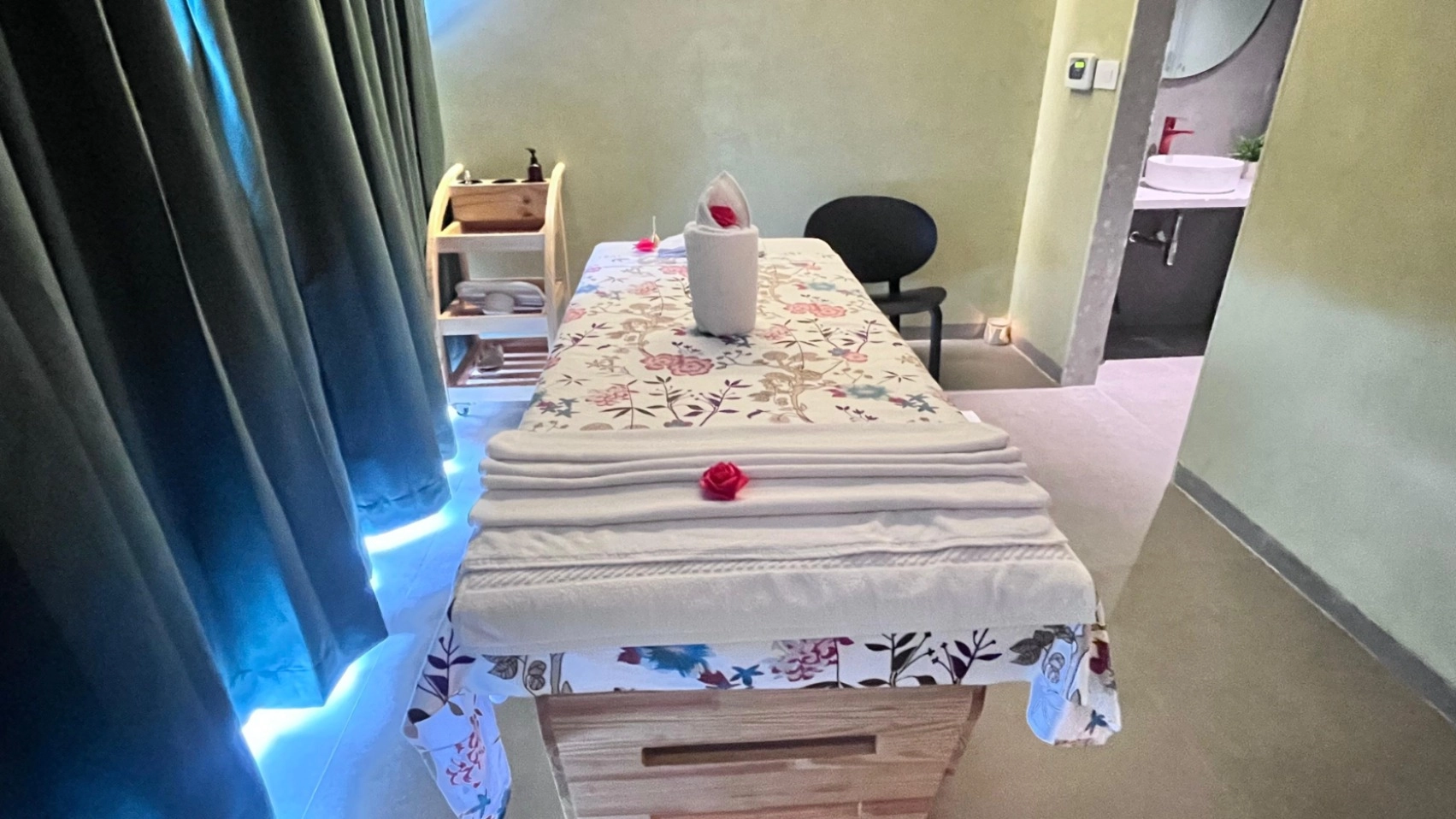 Fragrant lounge detail